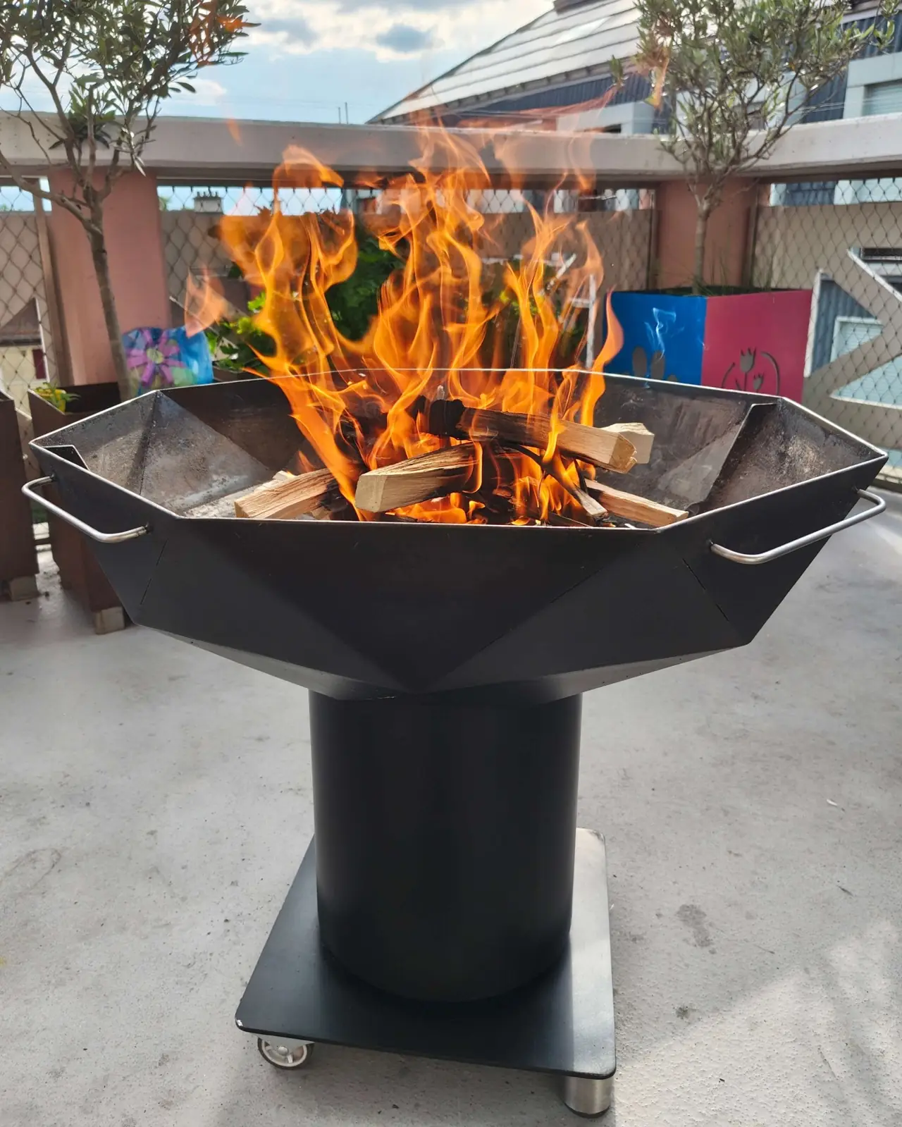 Brasero GalGrill allumé sur une terrasse