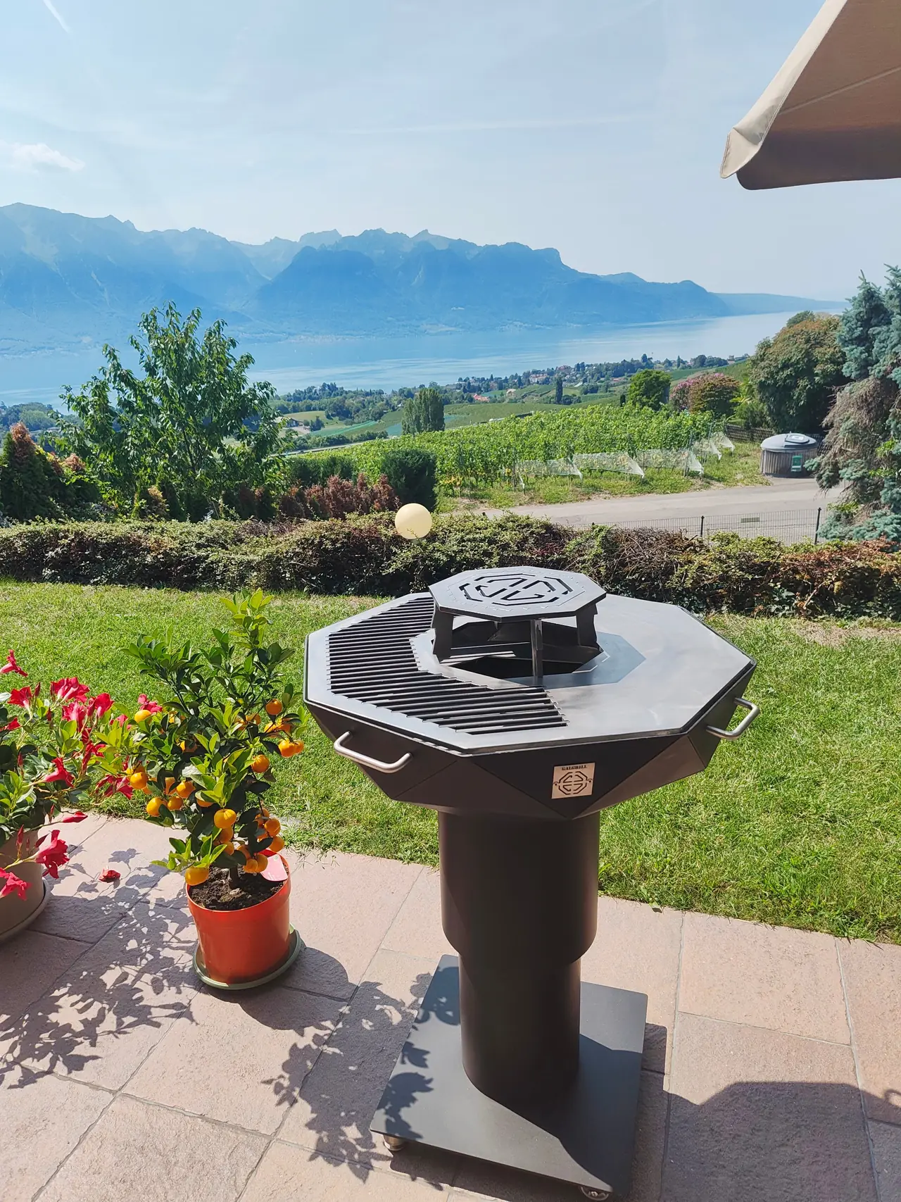 Brasero GalGrill sur une terrasse face au lac Léman