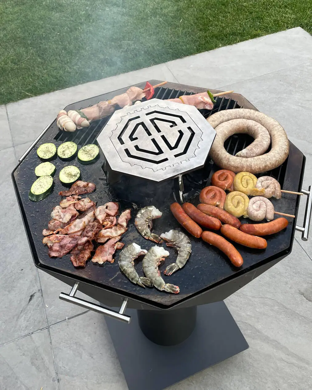 Plancha garnie de viandes, de saucisses, de crevettes et de légumes